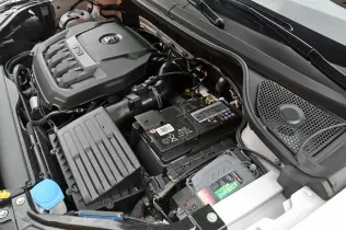 Jednostka napędowa 2.0 TSI w&nbsp;komorze silnikowej samochodu SEAT Ateca