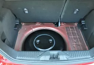 Zbiornik LPG we wnęce koła zapasowego Forda Fiesty 1.0 EcoBoost