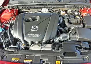 Komora silnikowa Mazdy 6 z&nbsp;instalacją LPG NEVO-SKY DIRECT firmy KME