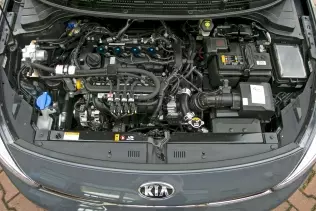 Komora silnikowa samochodu Kia Rio z silnikiem 1.2 DPI zasilanym LPG