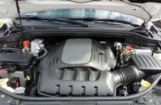 Komora silnikowa Jeepa Grand Cherokee z silnikiem 5.7 Hemi zasilanym LPG