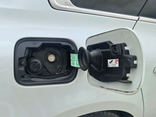 Pełny zawór tankowania LPG pod klapką wlewu benzyny w Renault Talisman