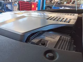 Sterownik TECH SYMBIO w komorze silnikowej Lexusa LS600 HL