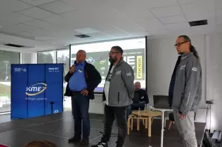 Marek Kuklis, LPG Majster czyli Bartosz Janowski i&nbsp;Robert Szmajda podczas konferencji w&nbsp;Tauron Duszniki Arena