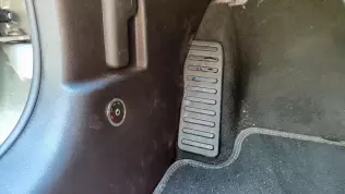 Przełącznik gaz/benzyna w&nbsp;Mustangu Mach 1 dostosowanym do zasilania LPG w&nbsp;warsztacie firmy Auto Gaz Śląsk