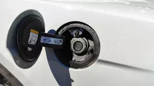 Przedłużany zaw&oacute;r tankowania LPG w&nbsp;Fordzie Mustangu Mach 1