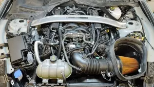 Silnik Coyte Gen 3 z&nbsp;instalacją LPG w&nbsp;komorze silnikowej Forda Mustanga Mach 1