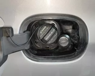 Pełny zaw&oacute;r tankowania LPG pod klapką wlewu benzyny w&nbsp;samochodzie Genesis G90