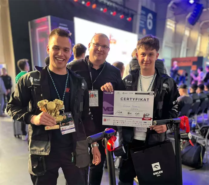 Zwycięzcy kategorii Młody Instalator LPG na XIV Og&oacute;lnopolskich Mistrzostwach Mechanik&oacute;w