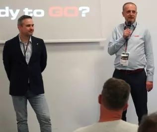 Łukasz Gromotowicz (z lewej), Kierownik Zespołu Projektowego Elektroniki