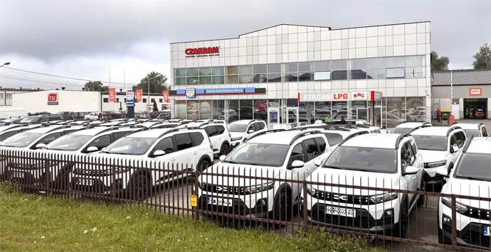 Flota hybrydowych Jogger&oacute;w przed siedzibą firmy Czakram