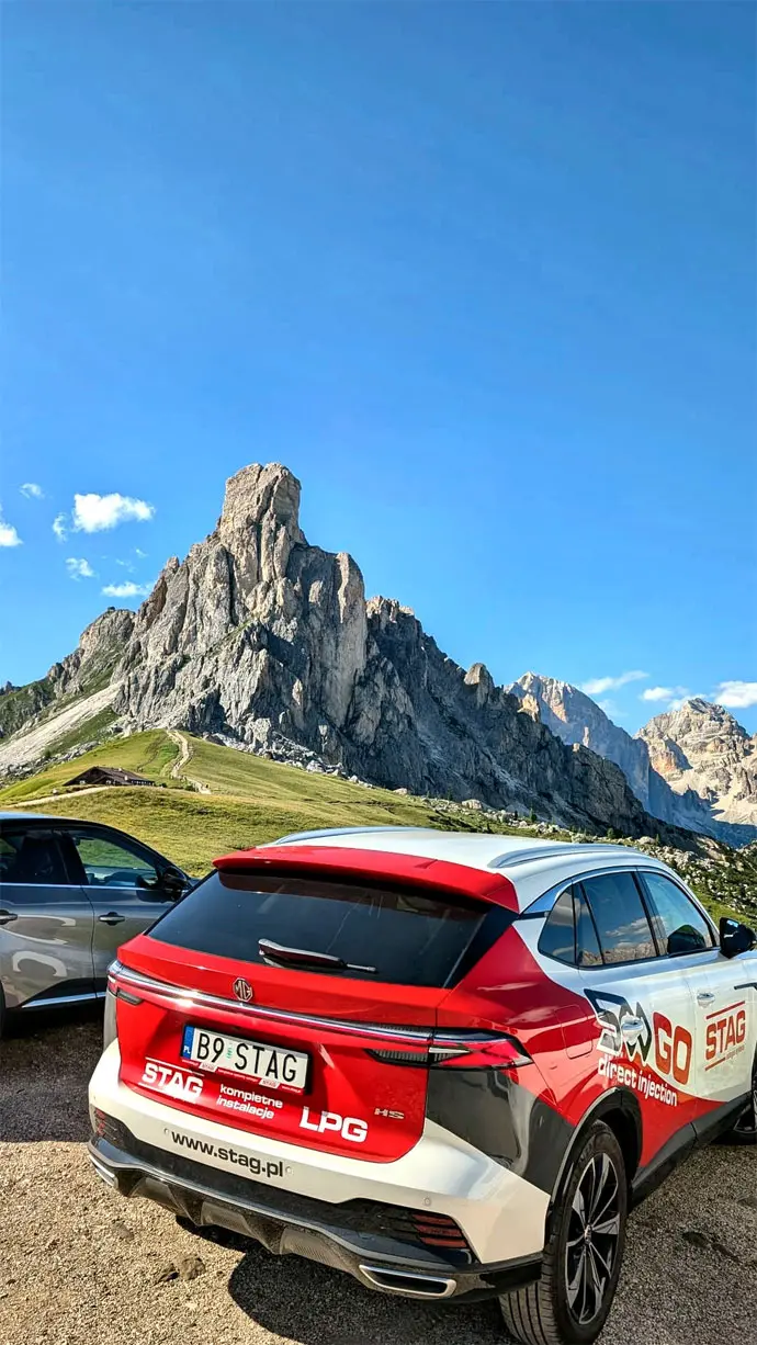 MG HS z&nbsp;instalacją STAG na przełęczy w&nbsp;Dolomitach