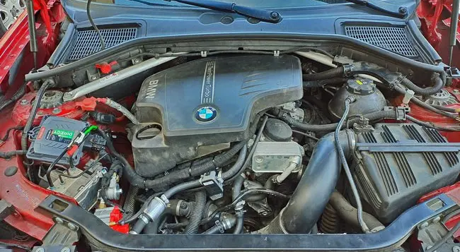 Komora silnikowa BMW X4 z&nbsp;instalacją LPG KME NEVO-SKY DIRECT Model 2