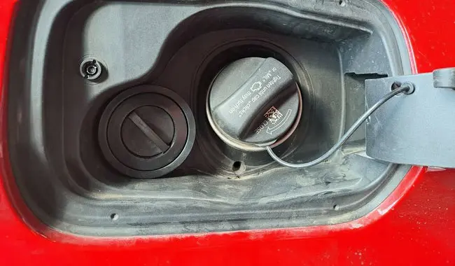 Pełny zaw&oacute;r tankowania LPG w&nbsp;obok wlewu benzyny w&nbsp;BMW X4