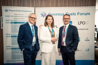 Ewa Abramiuk-L&eacute;t&eacute;, Dyrektor Generalna, Liquid Gas Europe, Bartosz Kwiatkowski, dyrektor generalny POGP i&nbsp;James Rockall, dyrektor zarządzający World Liquid Gas Association (WLGA)